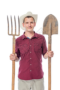 一个戴着帽子的农民的肖像 用草叉和铲子图片