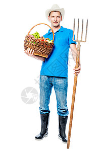 农民用干草叉和一篮子蔬菜全熟图片