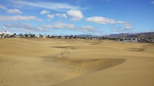 西班牙马斯帕洛马斯阳光日美丽的沙丘沙地山脉海滩蓝天自然景观景观全景质地蓝天白云图片