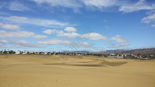 西班牙马斯帕洛马斯阳光日美丽的沙丘自然景观蓝天白云全景山脉质地沙地海滩景观蓝天图片