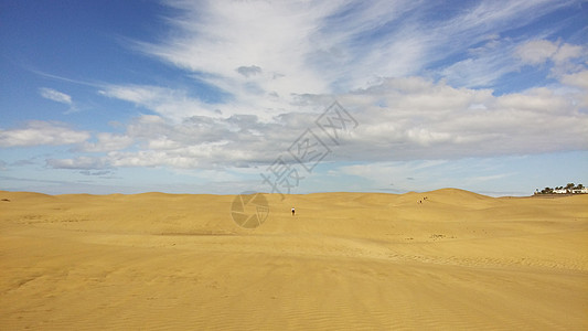 西班牙马斯帕洛马斯阳光日美丽的沙丘沙地蓝天蓝天白云质地全景自然景观海滩景观山脉图片