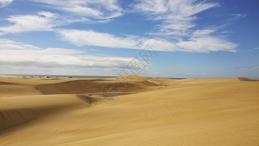 西班牙马斯帕洛马斯阳光日美丽的沙丘蓝天山脉全景海滩沙地蓝天白云质地自然景观景观图片