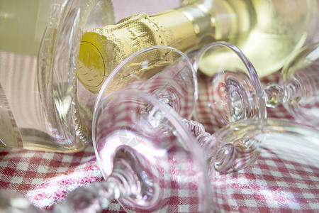 白葡萄酒瓶和长笛杯高脚杯玻璃瓶子酒杯脖子长笛背景图片