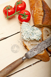 新鲜蓝乳酪酱面法国面包小吃木板红色熟食蓝色美食木头奶制品羊乳产品图片