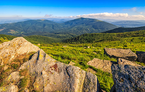 在山脊顶的草地上 巨大的石头石灰石风景旅游绿色爬坡岩石场地环境山坡高度图片