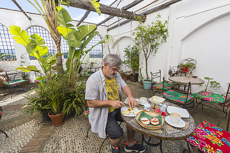 阳台植物男人在后院吃早餐背景
