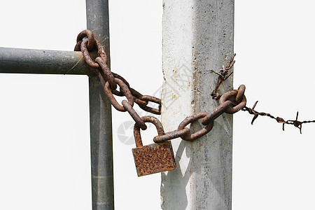 用铁链锁在栅栏上剪裁边界天空挂锁小路钥匙金属锁定安全监狱图片