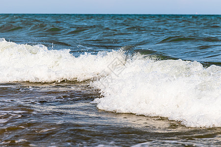 海滨海岸的波浪破岸日光飞溅海浪热带液体水波支撑旅行海洋图片