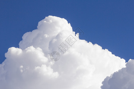 蓝色天空中的白云气氛多云环境气候景观晴天白色臭氧天气气象图片