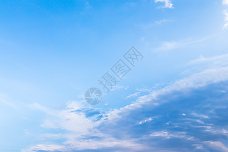 蓝色天空中的白毛云假期风景多云白色蓝天阳光背景图片