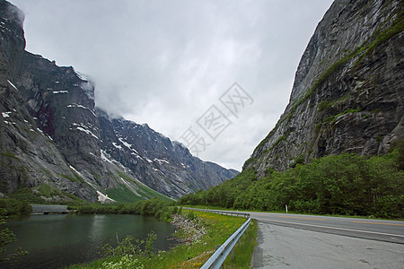 挪威的长城巨魔蔬菜悬崖山脉岩石天空冰川图片