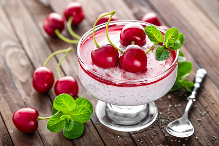 新鲜新酸奶加樱桃和奇佳种子 美味的甜点用于健康早餐饮食浆果薄荷牛奶午餐玻璃美食奶制品食物桌子图片