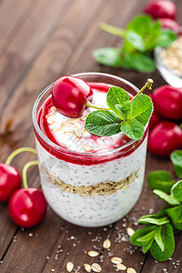 新鲜樱桃酸奶 加燕麦和香菜种子 美味的甜点用于健康早餐浆果奶油水果美食小吃饮食营养午餐食物桌子图片