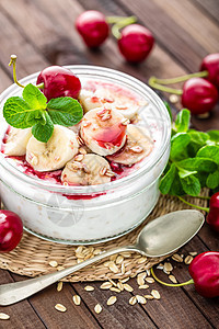 新鲜酸奶加樱桃 香蕉和燕麦 美味的甜点用于健康早餐食物浆果牛奶奶制品勺子桌子饮食玻璃水果营养图片