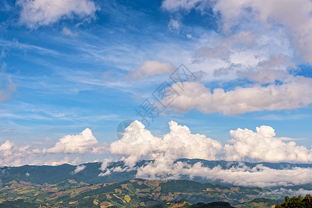 高山上方的天空爬坡顶峰农村山坡草地蓝色场地风景地平线国家图片