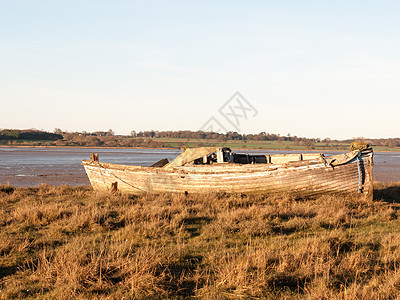 船在泥土中随潮水流出海岸木头地形旅游国家蓝色地平线旅行港口巡航图片