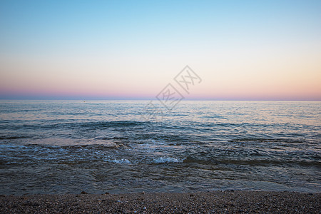 傍晚在海上海浪天气阳光地平线反射季节旅行海洋晴天波纹图片