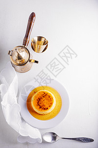 Creme 焦焦糖和咖啡牛奶柔软度馅饼文化桌布方盘盘子美食水果美食家图片