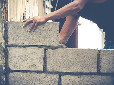 砖砖建工是建筑墙壁工匠石工工人工作石匠瓦工建筑学男人房子砖块图片