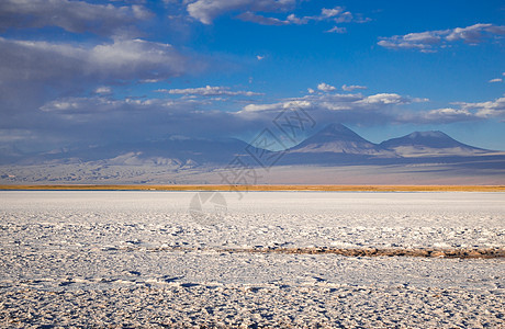 智利的景观地标蓝色荒野天空晴天干旱火山沙漠冒险岩石图片