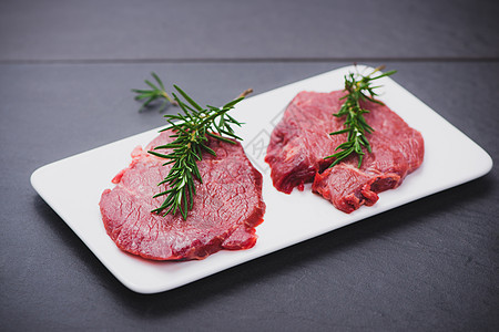 生牛肉肉片切在盘子上烹饪食物牛扒烧烤蔬菜红色鱼片背景图片