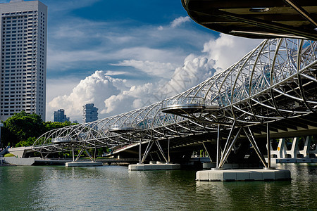 辛加普的日光下有云彩的螺旋桥Singap旅游景观办公室旅行吸引力地标建筑学蓝色码头基础设施图片