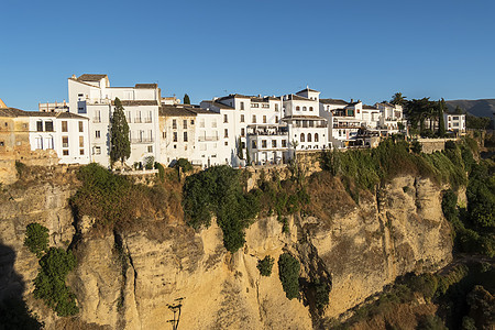 部分俯视西班牙马拉加岛隆达市纪念碑镇的隆达市天空场景悬崖旅游景观爬坡旅行建筑学岩石游客图片