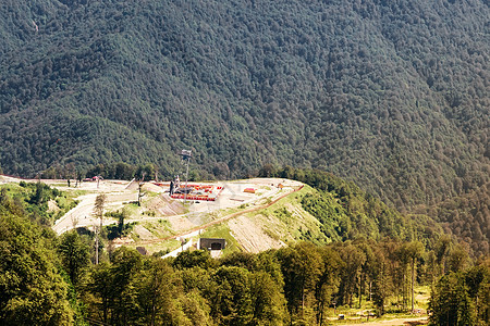 山上山斯基建筑群的景象 对山地的景象进行观察图片