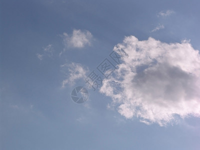 蓝天空 有云和太阳蓝色积雨风景晴天气氛自由空气阳光场景季节图片