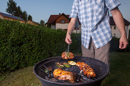 后院烧烤炉子食物炙烤晴天烧伤男人猪肉天空烹饪花园牛扒图片