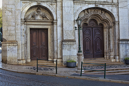 里斯本 Portuga 市的旧门木头旅行历史建筑街道风化城市石头建筑学古董图片