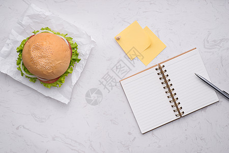 在办公室吃午餐 桌上美味的自制汉堡包子品牌酒吧面包烧烤推广白色小样包装芝士图片