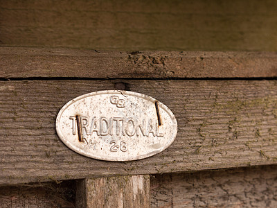一个金属标志钉在栅栏上 上面写着传统的奥华闪光图片