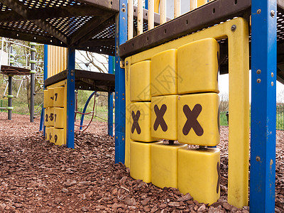 一个游乐场儿童公园玩偶的交叉和零玩具 三x图片