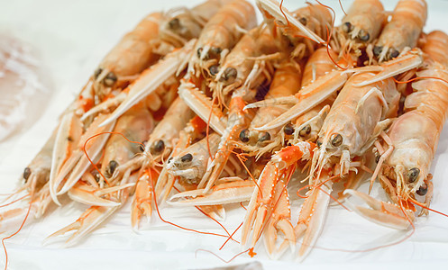 冰上新鲜龙虾供市场销售 有选择地把重点放在海鲜菜单动物荒野烹饪尾巴老虎食物小龙虾团体图片