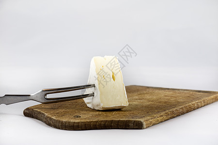 切削板上白白孤立背景的白奶酪奶油桌子熟食牛奶美食饮食厨房模具野餐木板图片