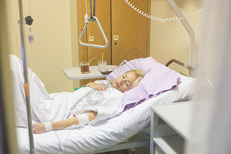 在医院护理中接受手术后康复的受虐女病人睡眠成人情况诊所女士卫生房间治疗保健疾病图片