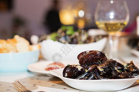芝士酱中的蒸汽贝类服务美食薯条盘子白酒餐厅食物平底锅海鲜香菜图片