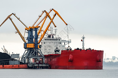 大型红货船装载出口货物港口海洋库存运输起重机进口货运卸载图片
