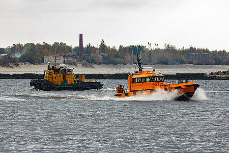 橙色领航船护航运输海岸线帮助引擎海岸汽艇救援人员拖船图片