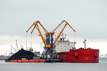 大型红货船装载出口血管加载卸载煤炭海洋库存港口货物起重机图片