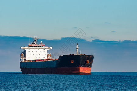 黑货货船物流血管天空红色商业航行船运运输出口黑色图片