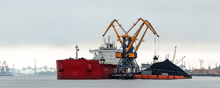 大型红货船装载运输进口卸载煤炭起重机船运港口货物加载出口图片