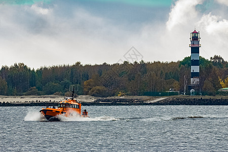 橙色试点船快速移动警卫护航安全领导帮助拖船船运全体救援海岸线图片