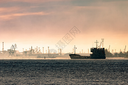 货船剪影航海起重机港口进口货物运输船运商业血管船舶图片