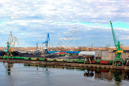 波罗的海煤炭码头库存龙门架港口船运车厢材料贸易金属货物活力背景
