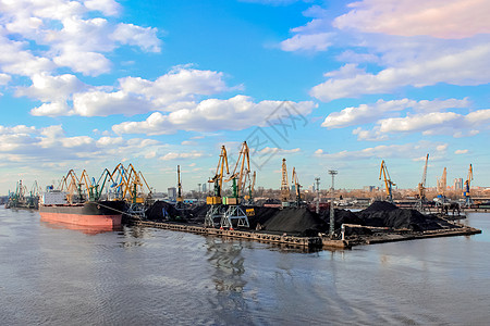 波罗的海煤炭码头列车运输起重机卸载集装箱船运力量加载龙门架贸易图片
