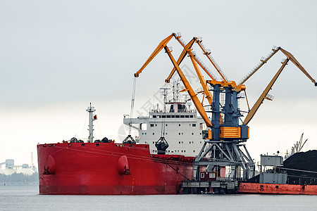 大型红货船装载加载库存出口运输货运卸载血管港口船运物流图片