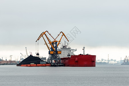 大型红货船装载港口血管库存加载物流货运进口卸载运输煤炭图片