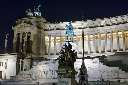 夜间照亮纪念碑雕像国家历史胜利者城市地标大理石雕塑祖国图片